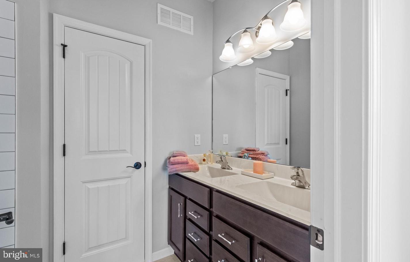 LINCOLN WOODS - Residential