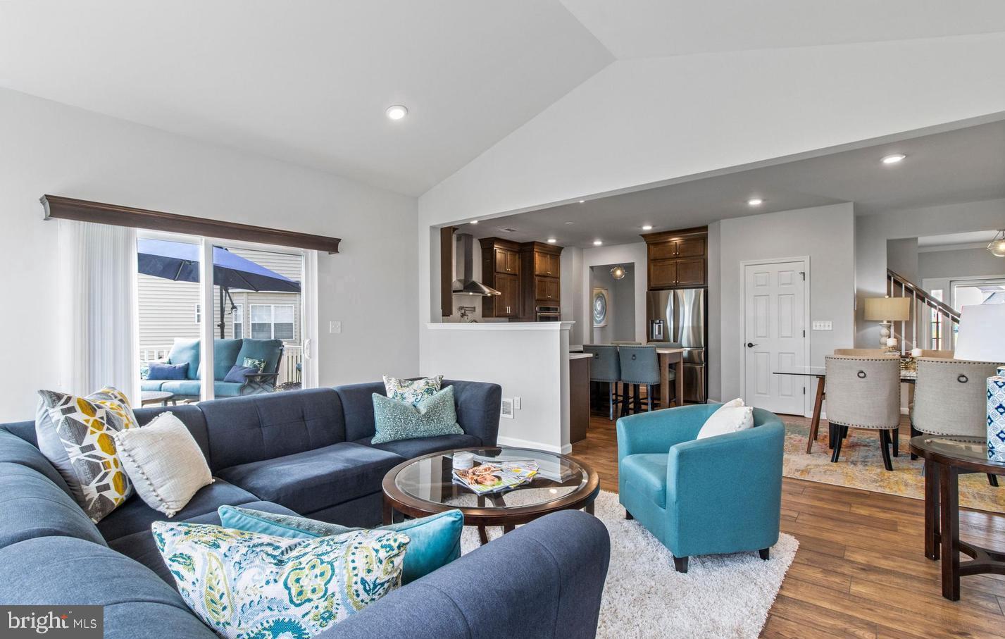 LINCOLN WOODS - Residential