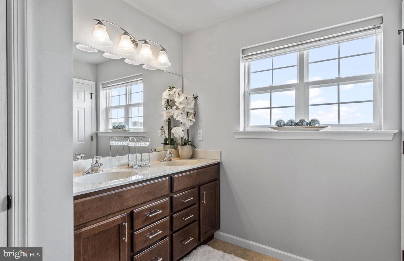 LINCOLN WOODS - Residential