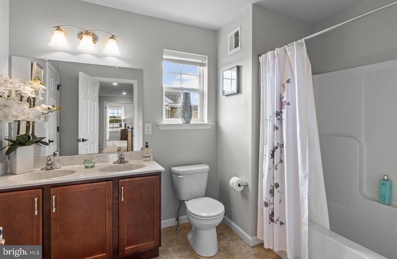 LINCOLN WOODS - Residential