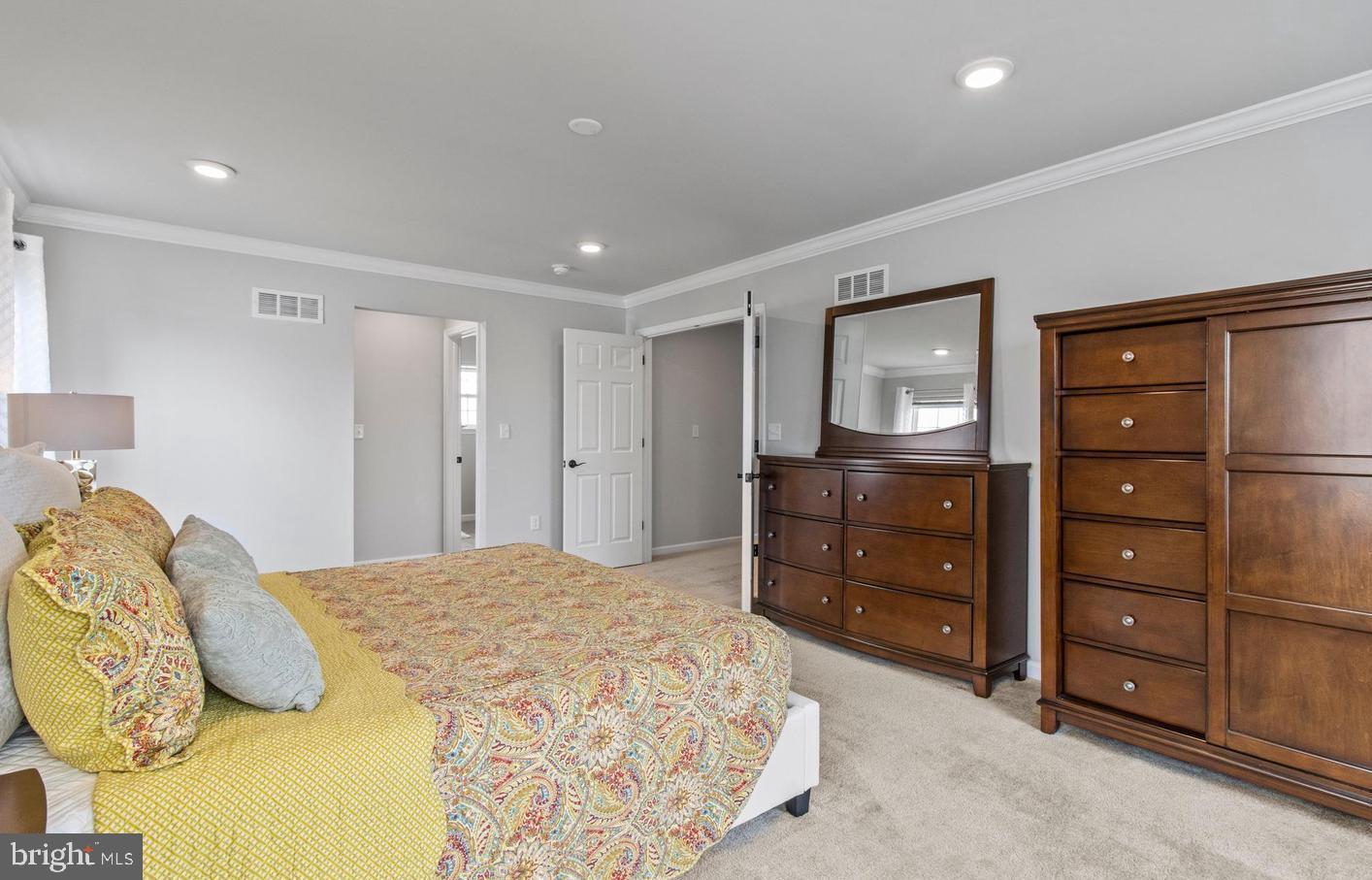 LINCOLN WOODS - Residential