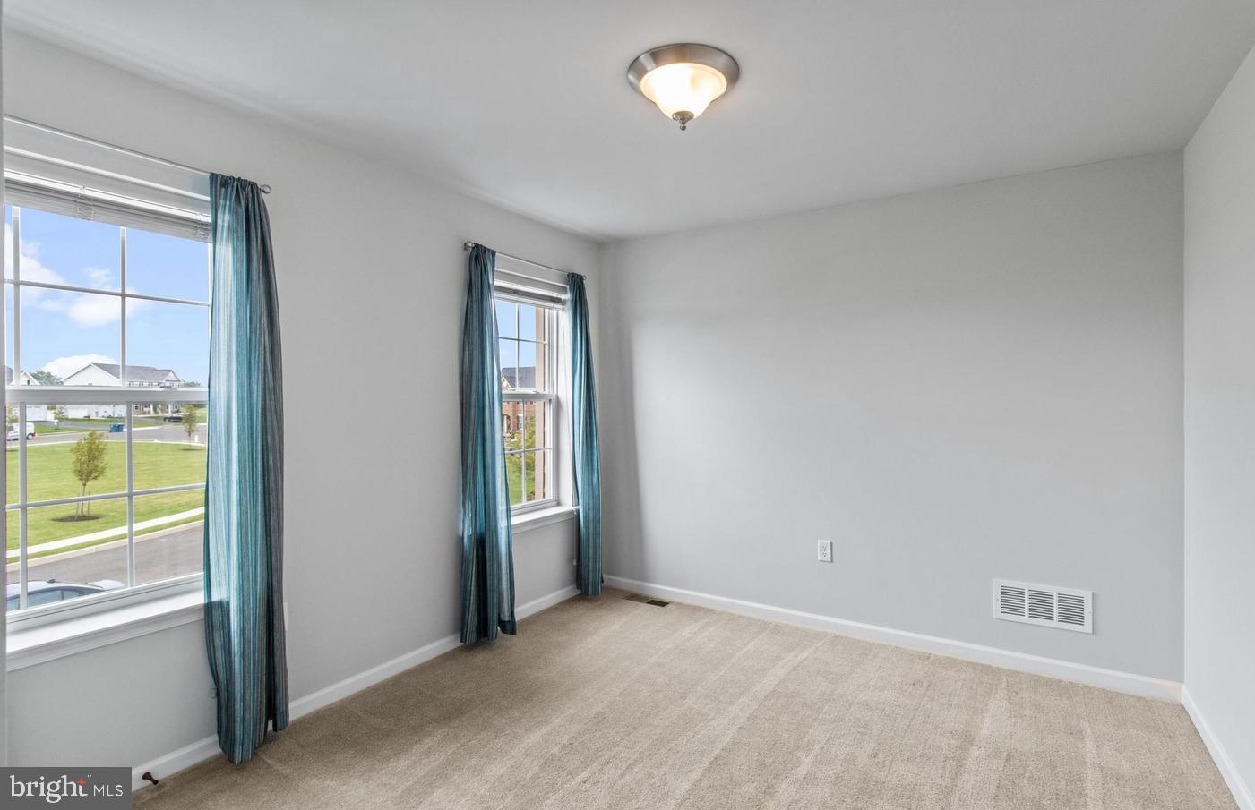 LINCOLN WOODS - Residential