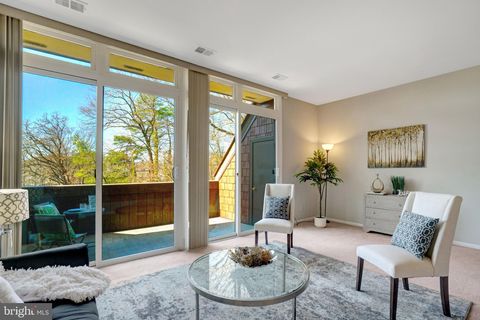 Condo For Sale - 2118 S Quincy Street<br/> Arlington County, ARLINGTON, VA 22204