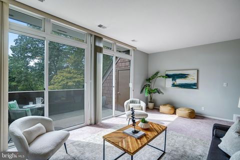 Photo of 2118 S Quincy Street, ARLINGTON, VA 22204 (MLS # VAAR2067214)