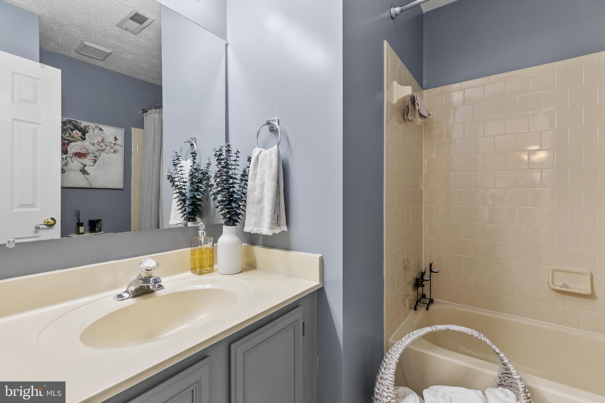 THE COURTYARDS AT POND - Residential