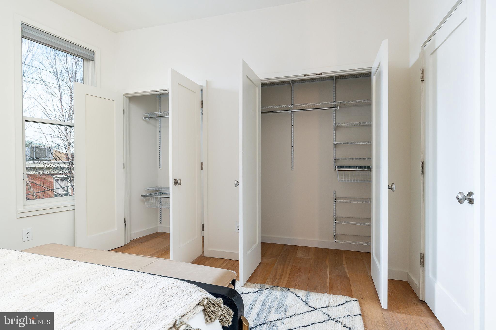 QUEEN VILLAGE - Residential