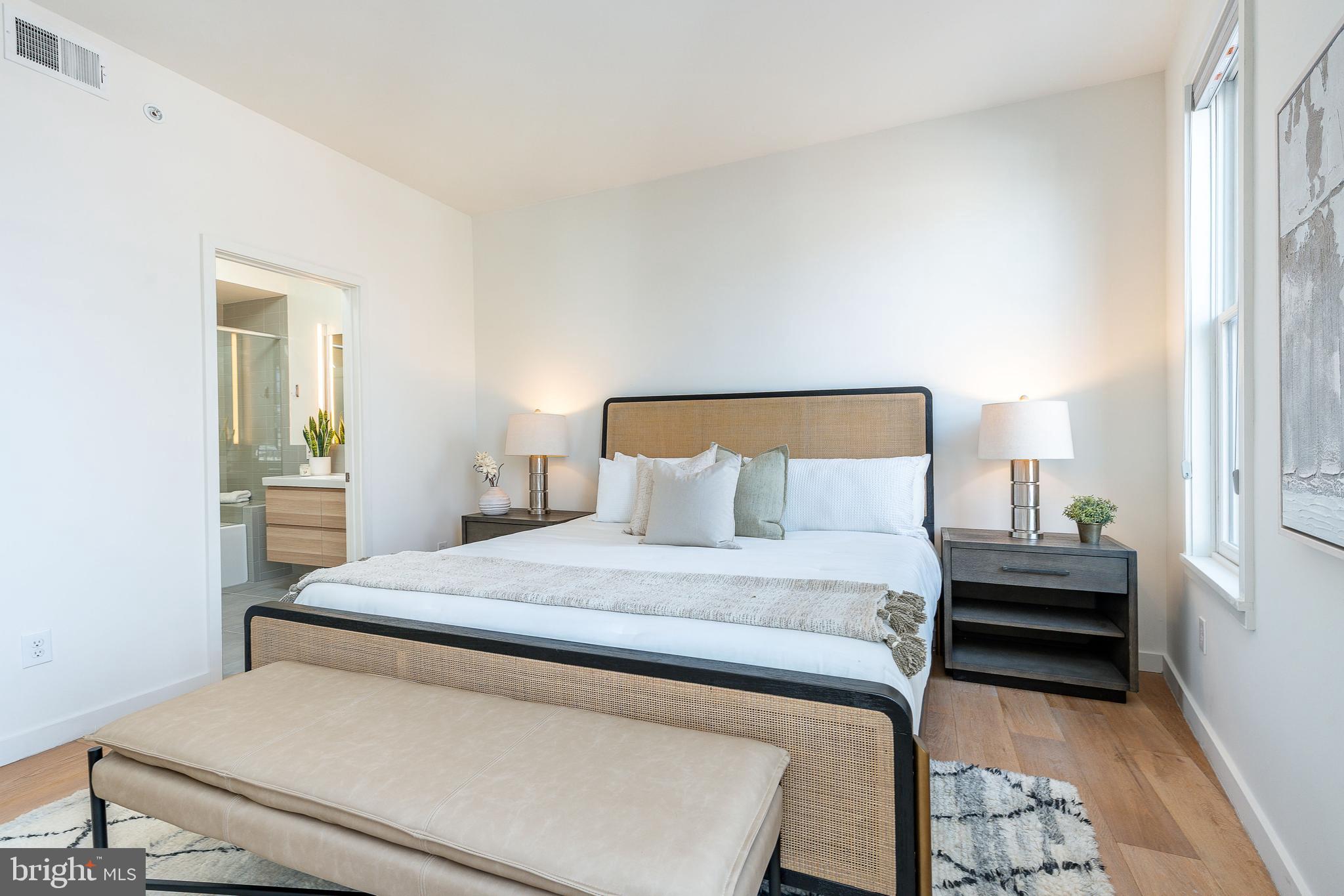 QUEEN VILLAGE - Residential