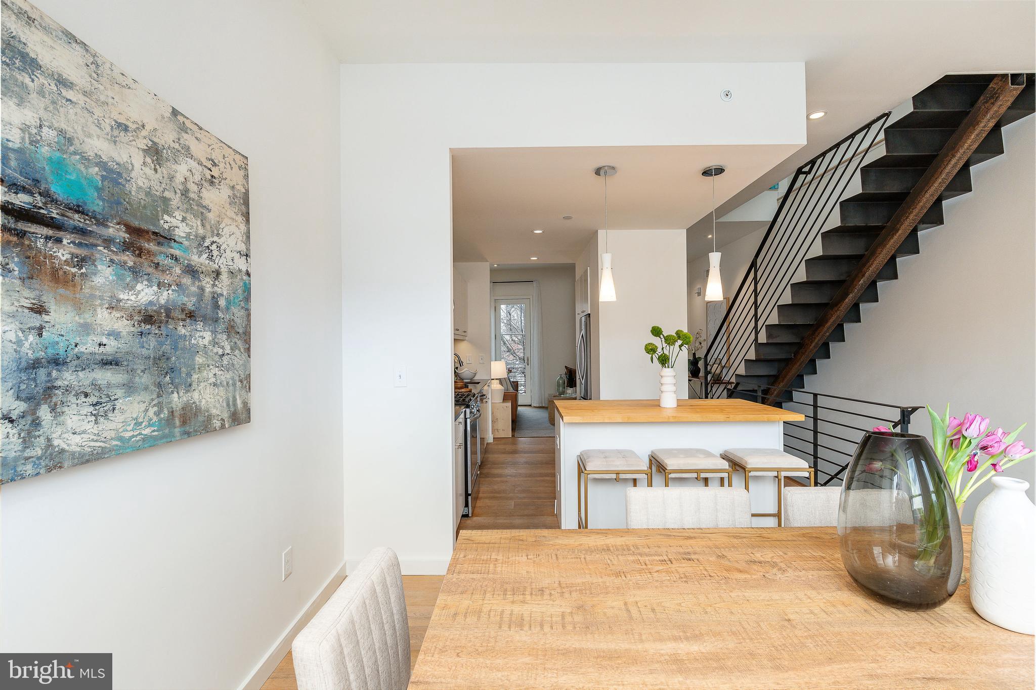 QUEEN VILLAGE - Residential