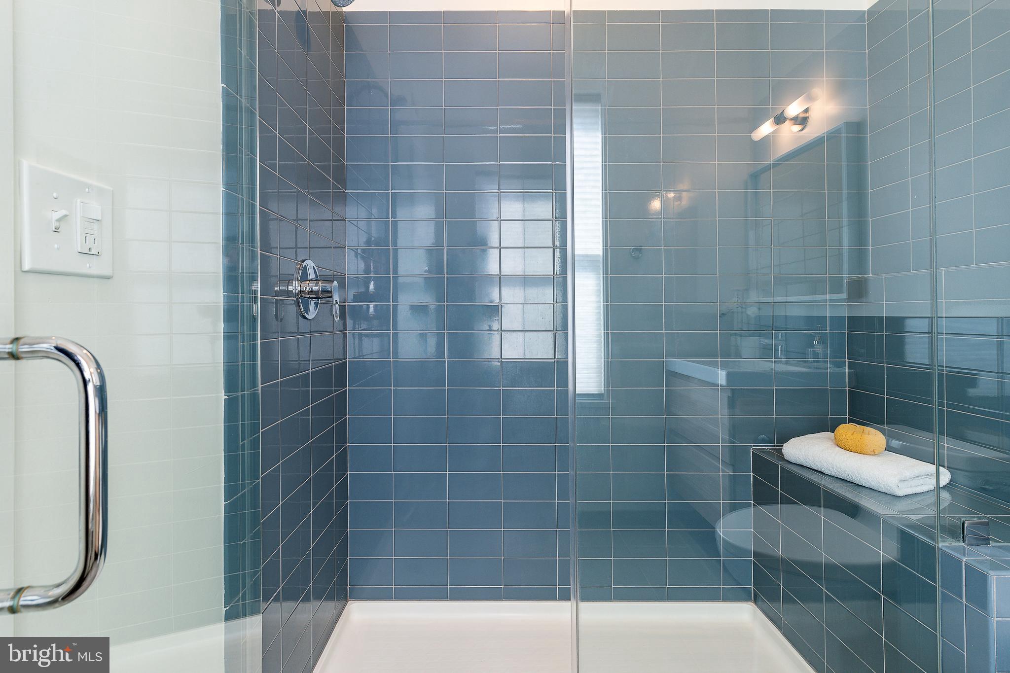 QUEEN VILLAGE - Residential