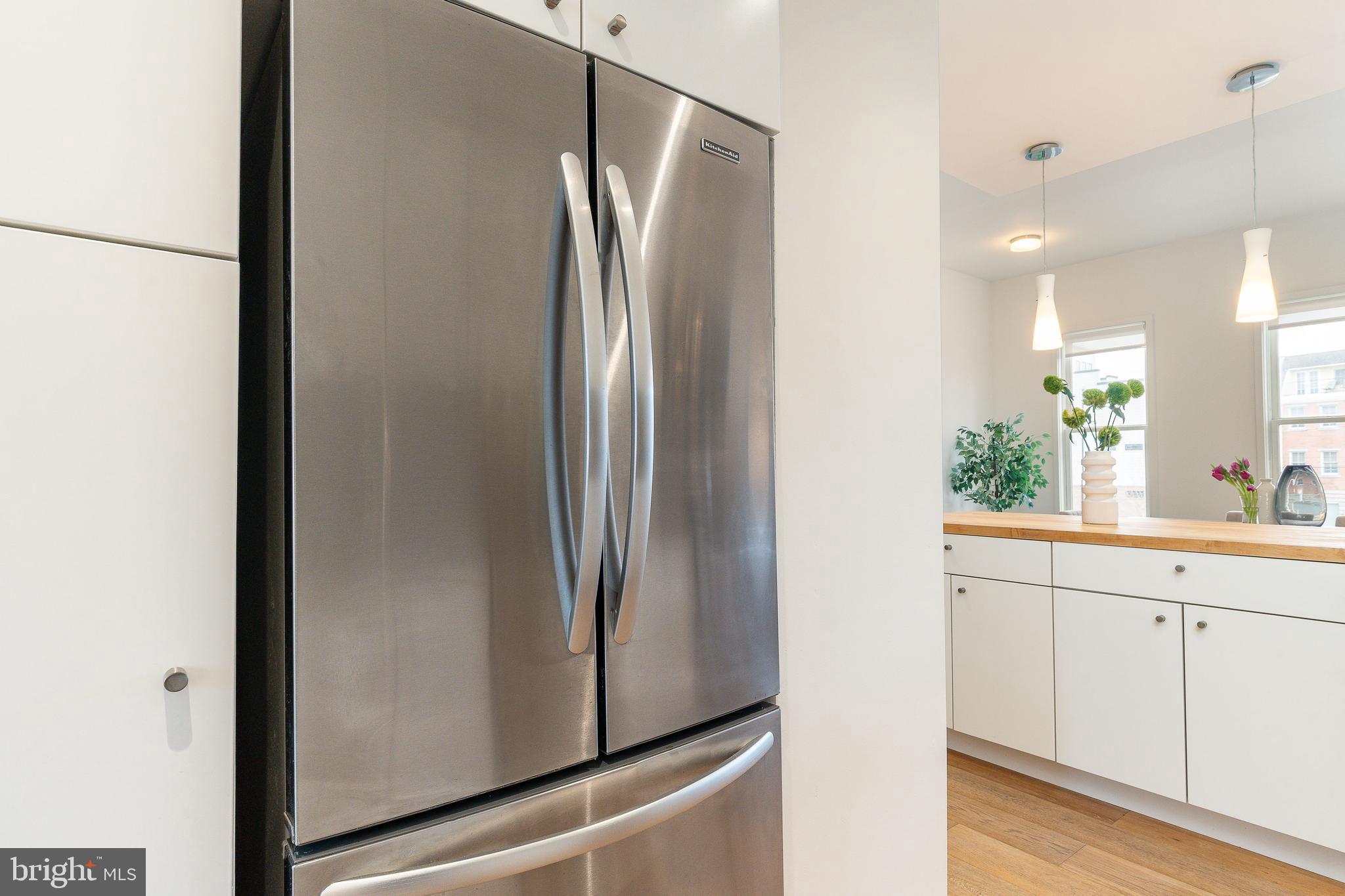 QUEEN VILLAGE - Residential