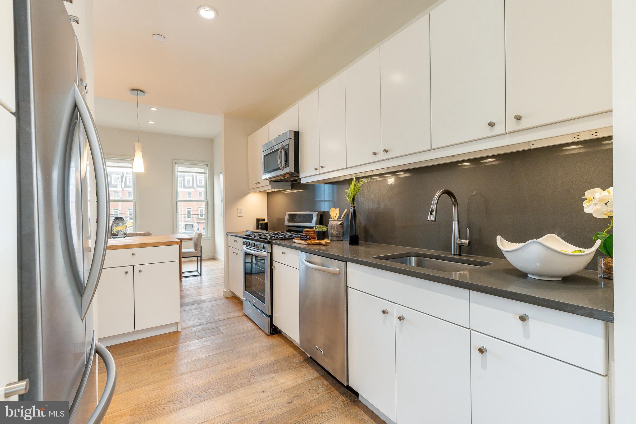 QUEEN VILLAGE - Residential