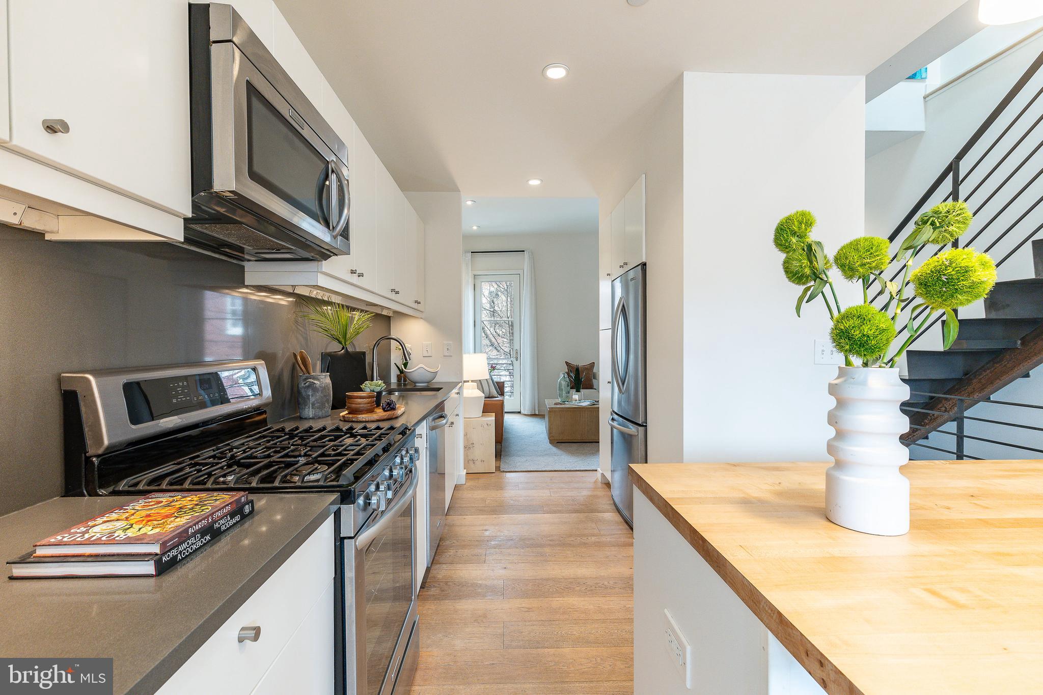 QUEEN VILLAGE - Residential