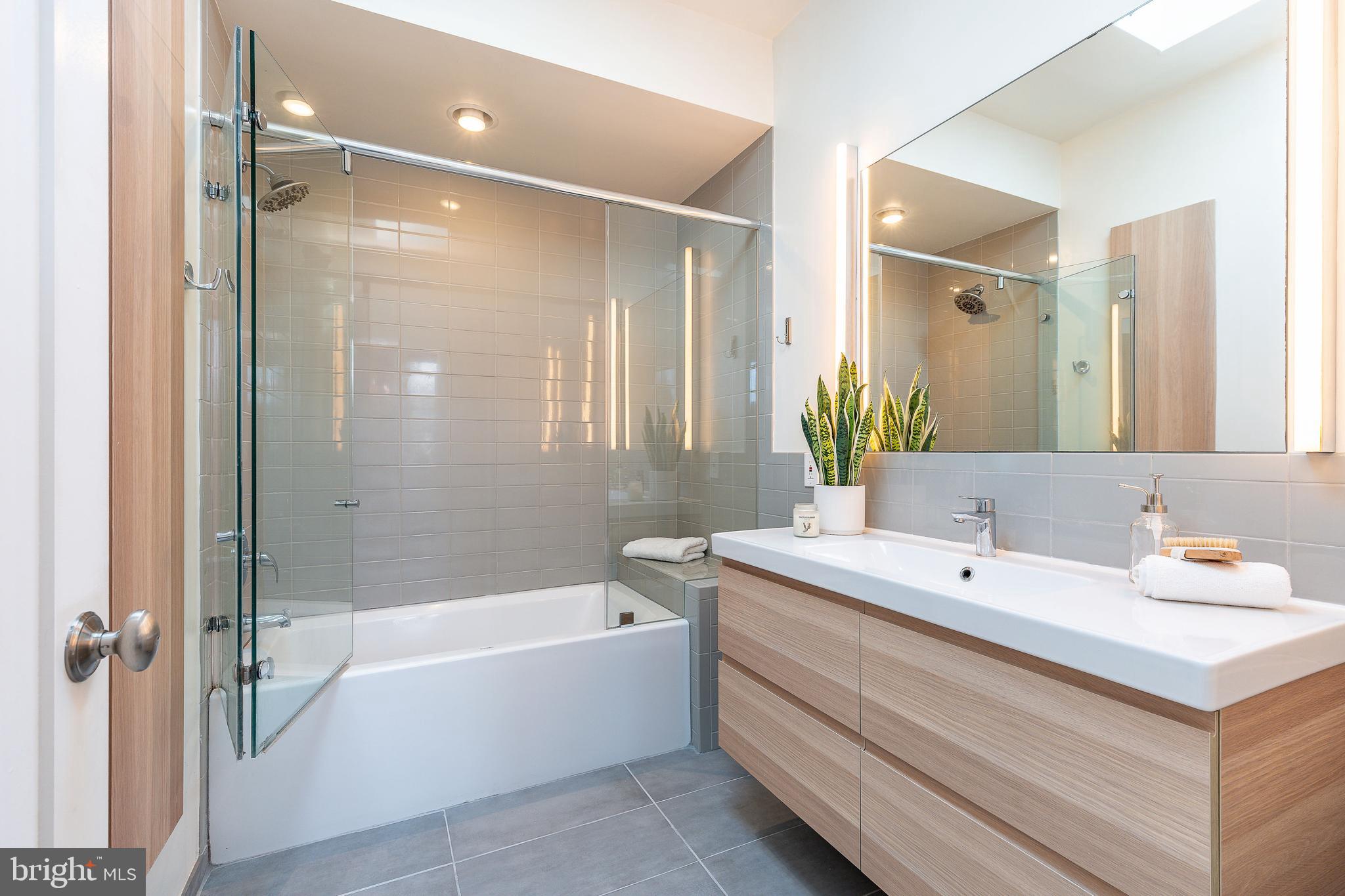 QUEEN VILLAGE - Residential