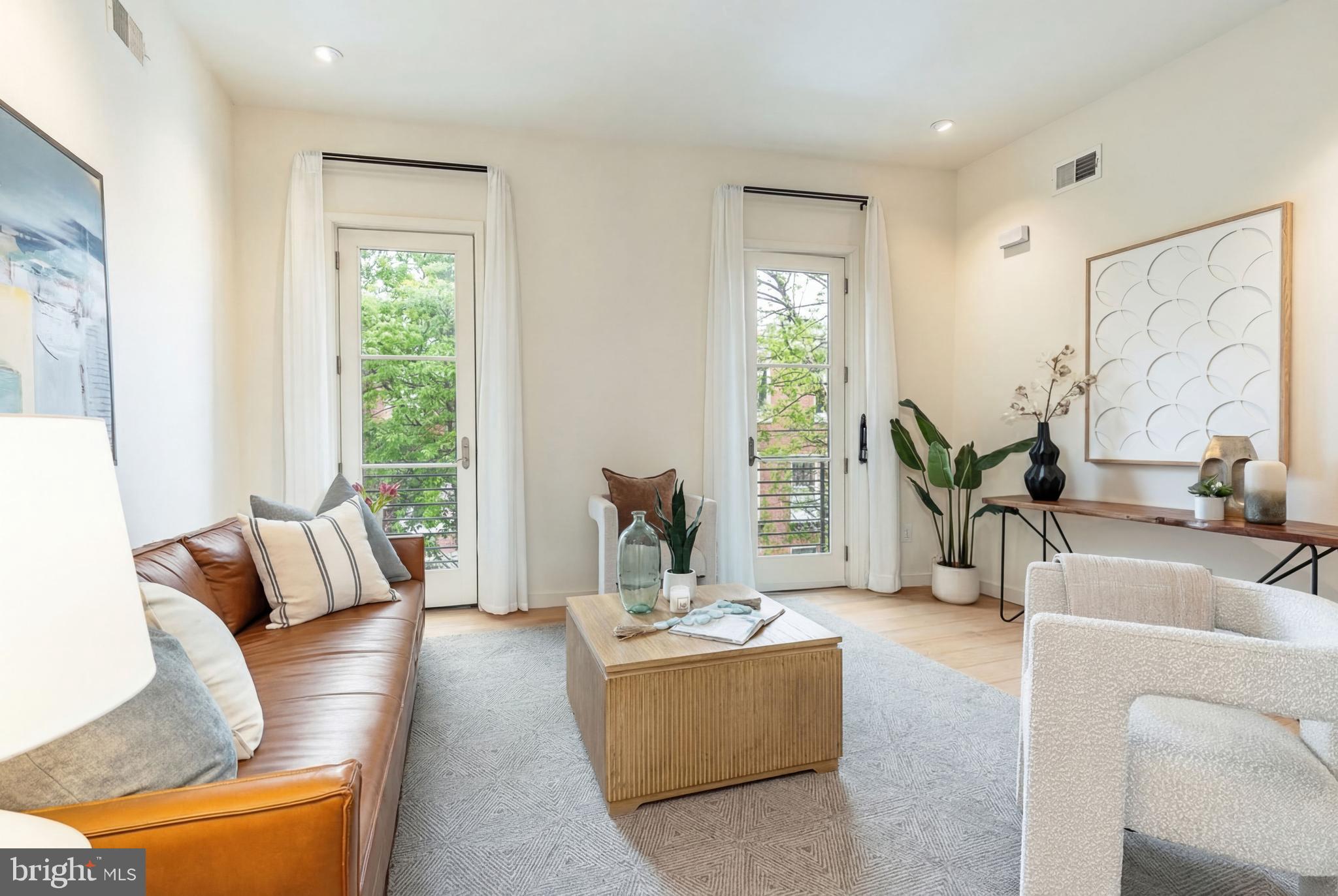 QUEEN VILLAGE - Residential