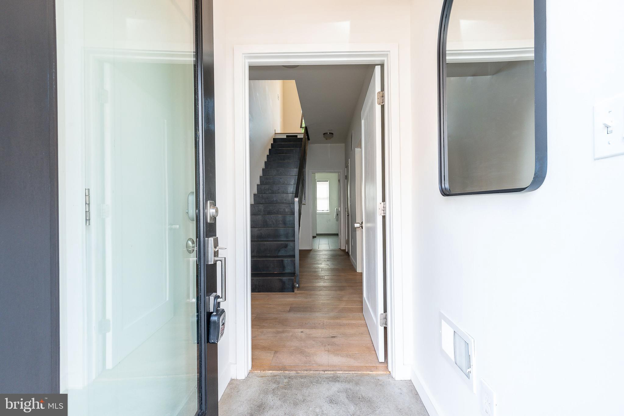 QUEEN VILLAGE - Residential