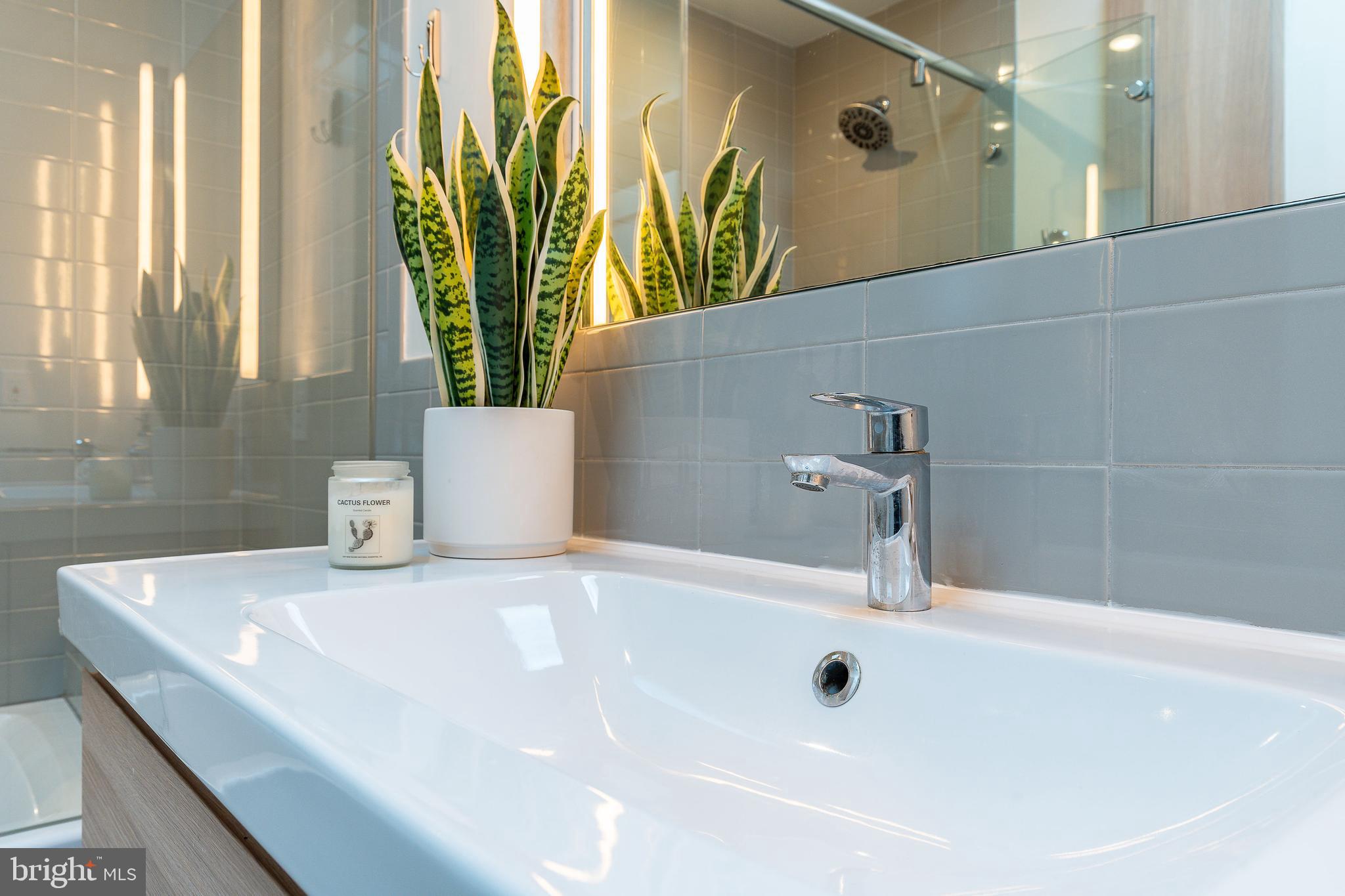 QUEEN VILLAGE - Residential