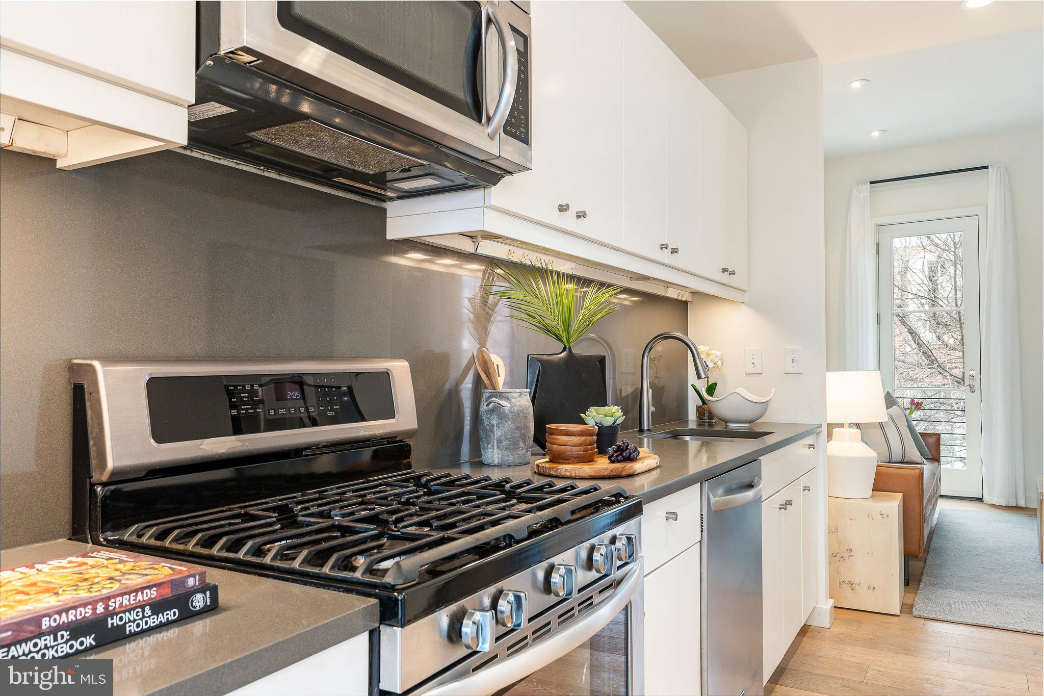 QUEEN VILLAGE - Residential