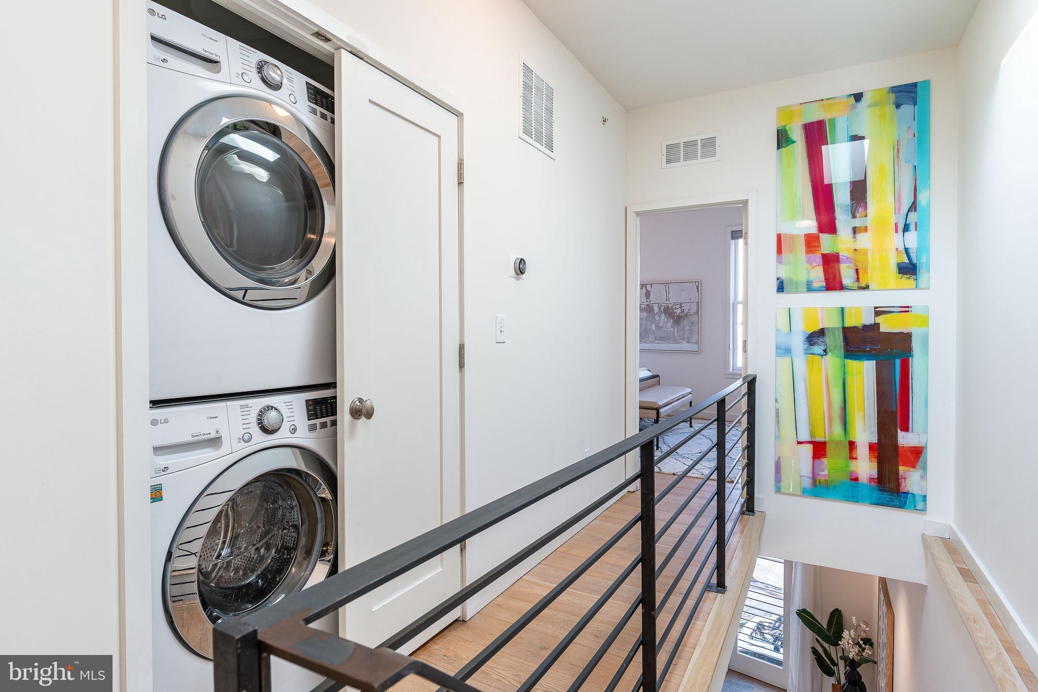 QUEEN VILLAGE - Residential