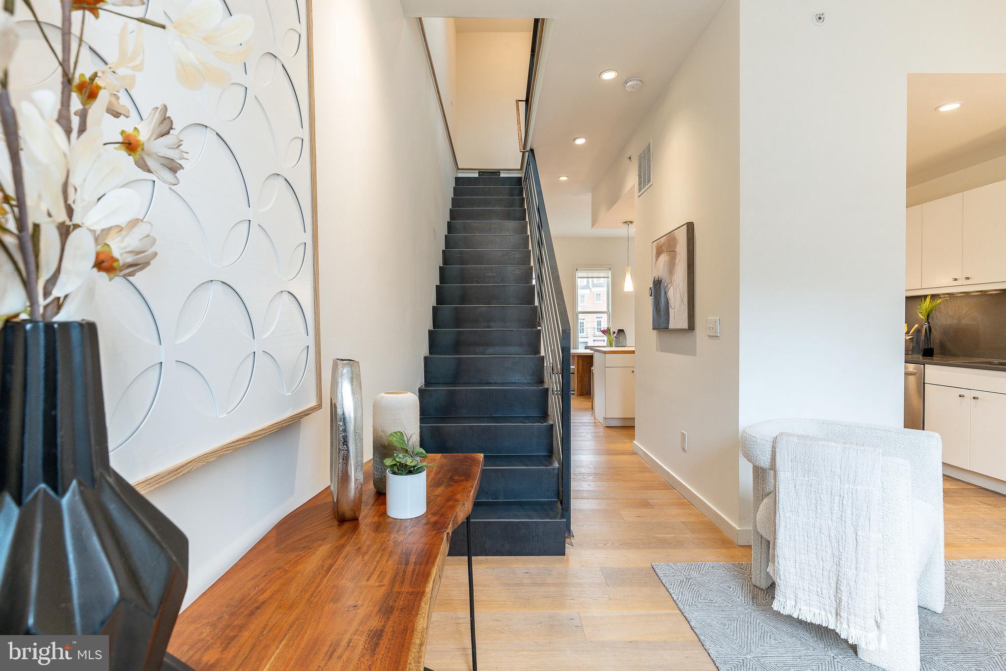 QUEEN VILLAGE - Residential