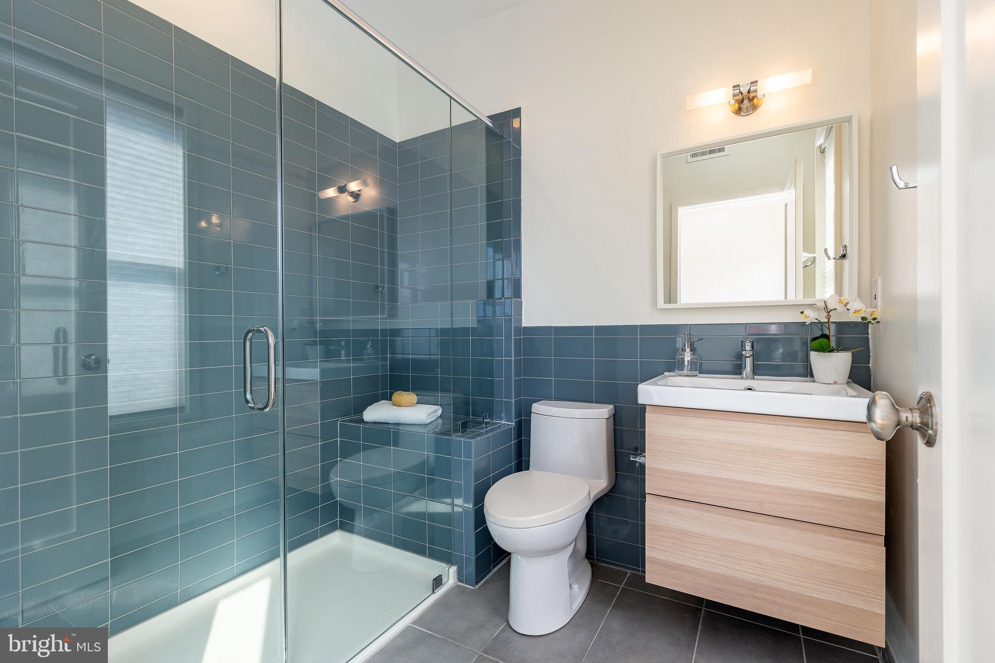 QUEEN VILLAGE - Residential