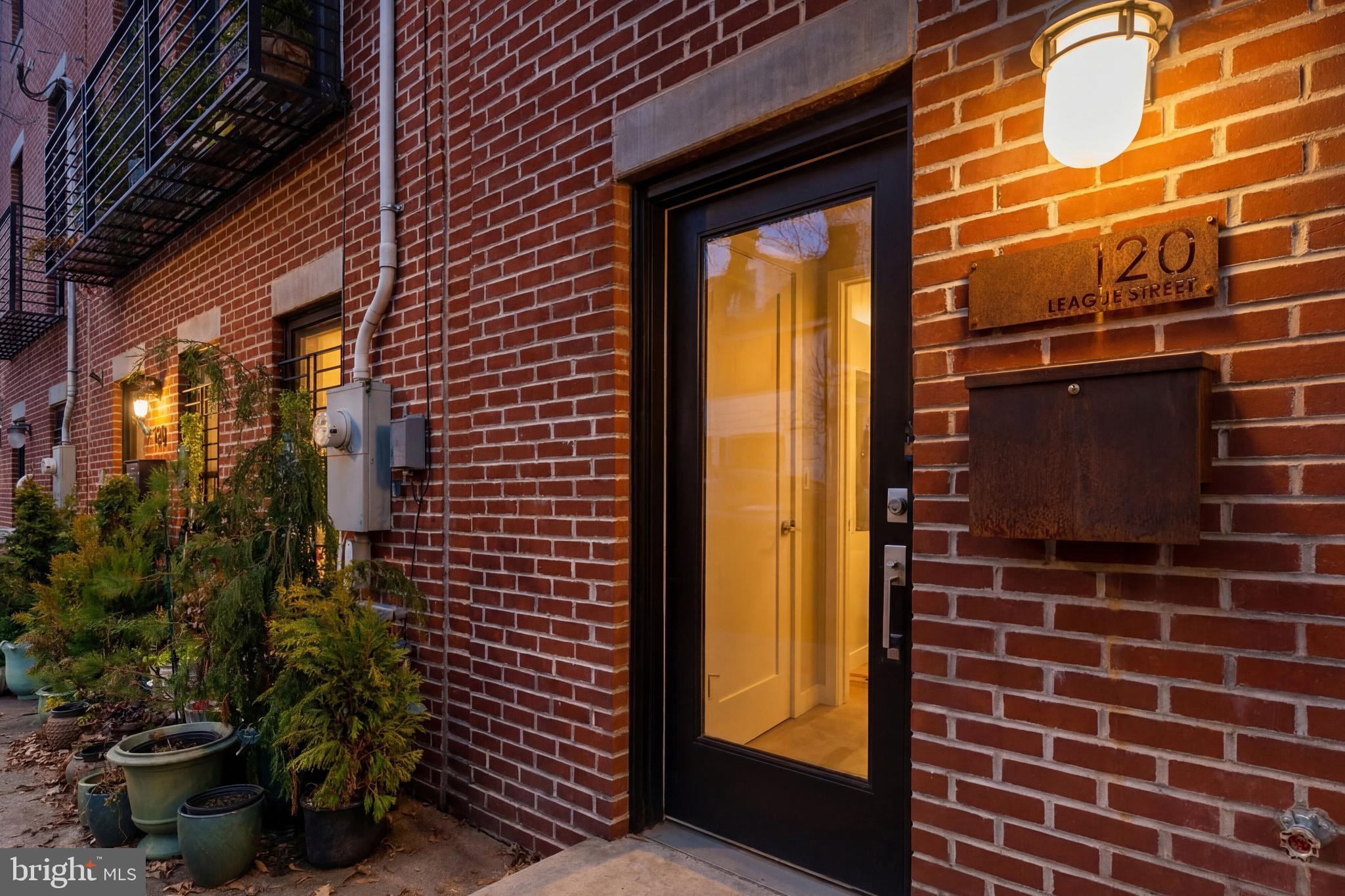 QUEEN VILLAGE - Residential