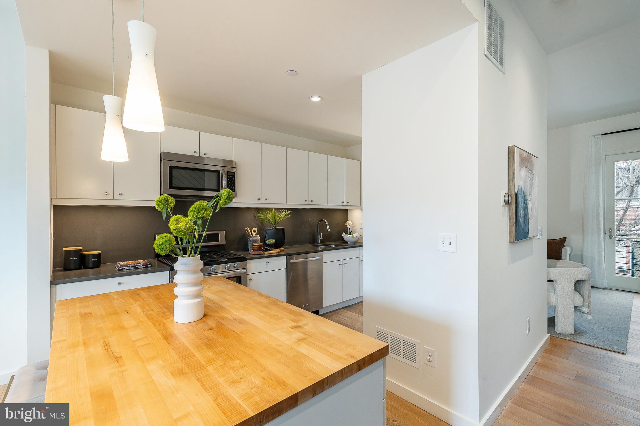 QUEEN VILLAGE - Residential