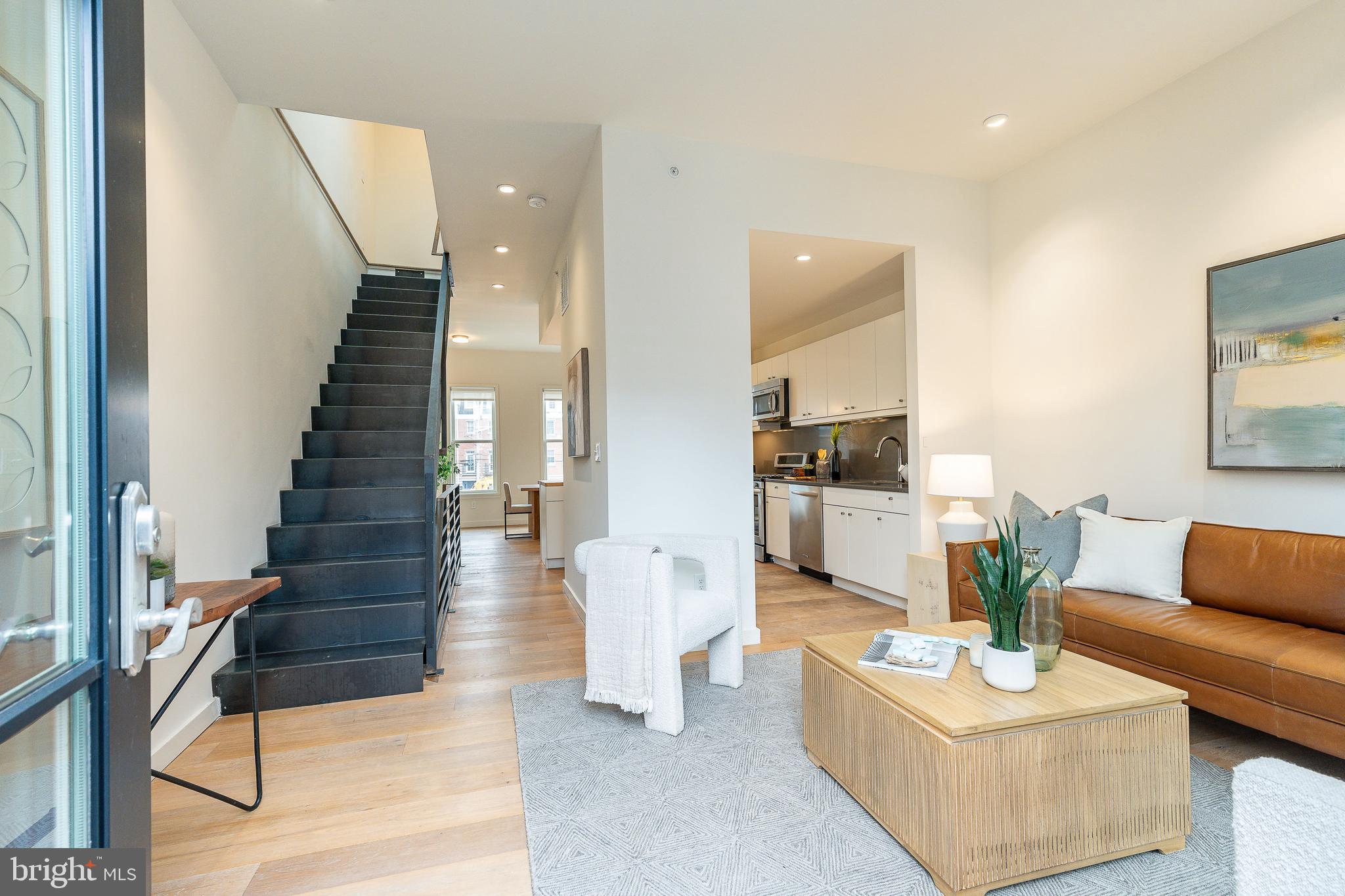 QUEEN VILLAGE - Residential