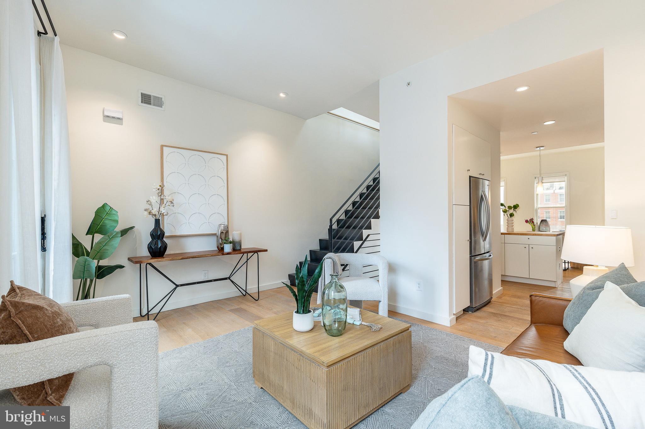 QUEEN VILLAGE - Residential