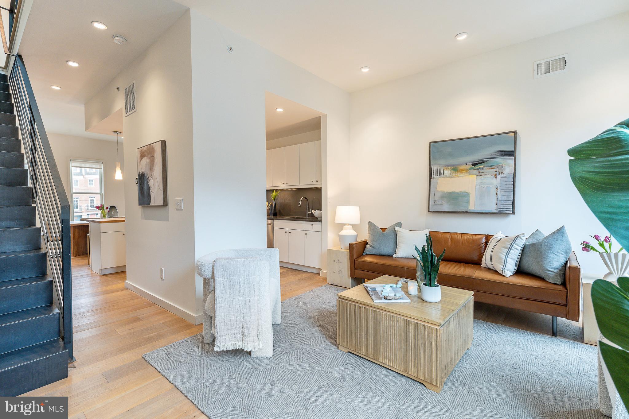 QUEEN VILLAGE - Residential