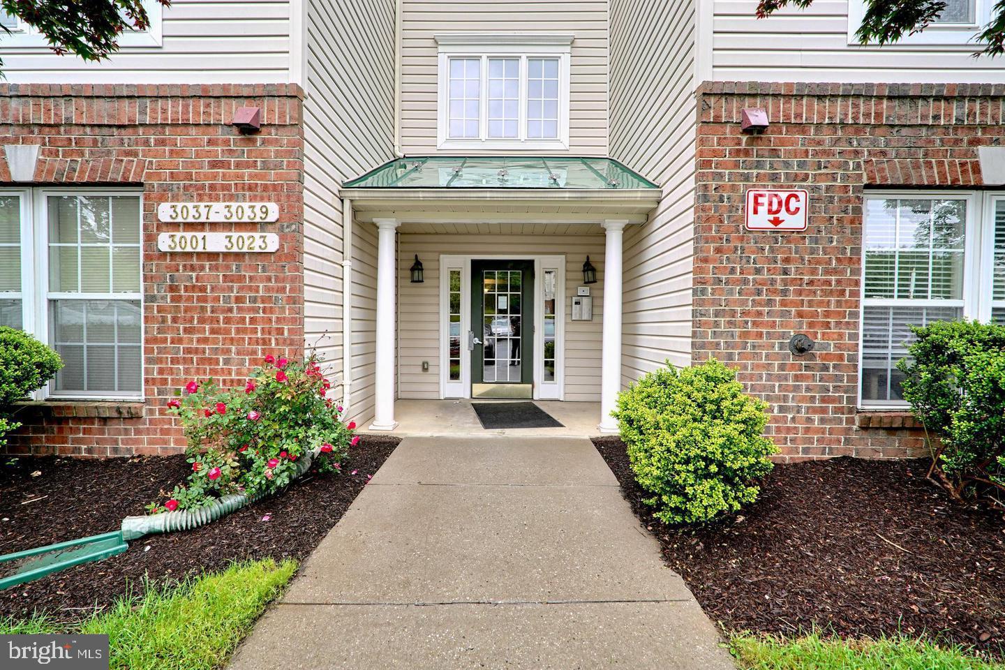 This pristine top floor condo at Buckingham Condominiums is ready for you to call it home. Outstanding features such as hardwood flooring throughout, vaulted ceilings, granite countertops, and stainless steel appliances come together to make this the perfect refuge. The property features two bedrooms and two full baths, an updated kitchen which looks out into the open living/dining area, in unit laundry, and private balcony. Great community amenities include the use of swimming pools, tennis courts, and walking paths.
Schedule your tour today!