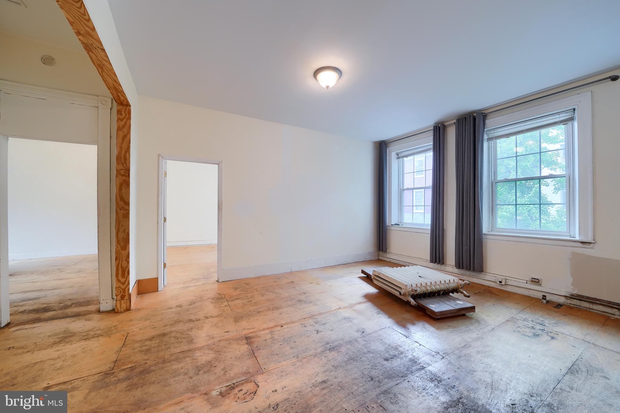 LANCASTER - Commercial Sale