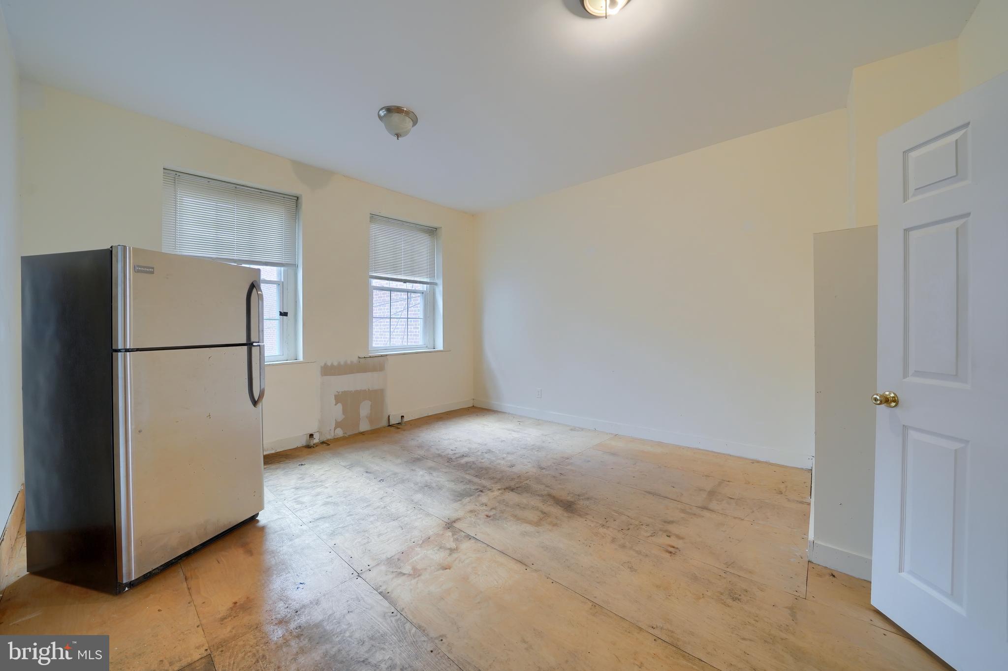 LANCASTER - Commercial Sale