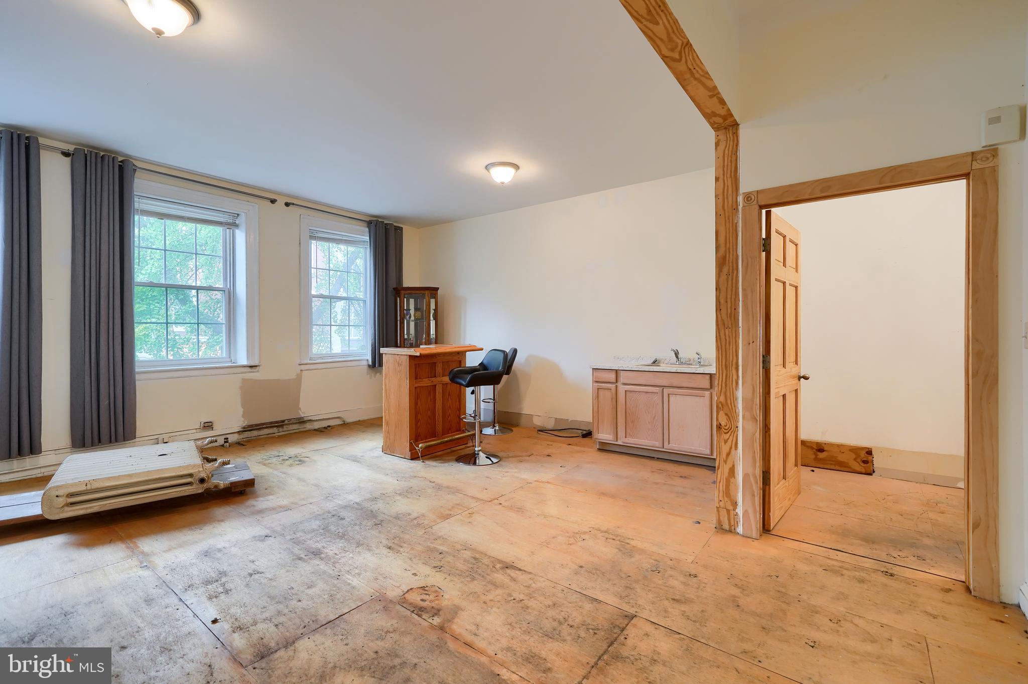 LANCASTER - Commercial Sale