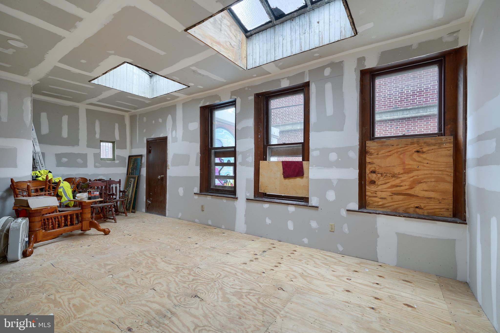 LANCASTER - Commercial Sale