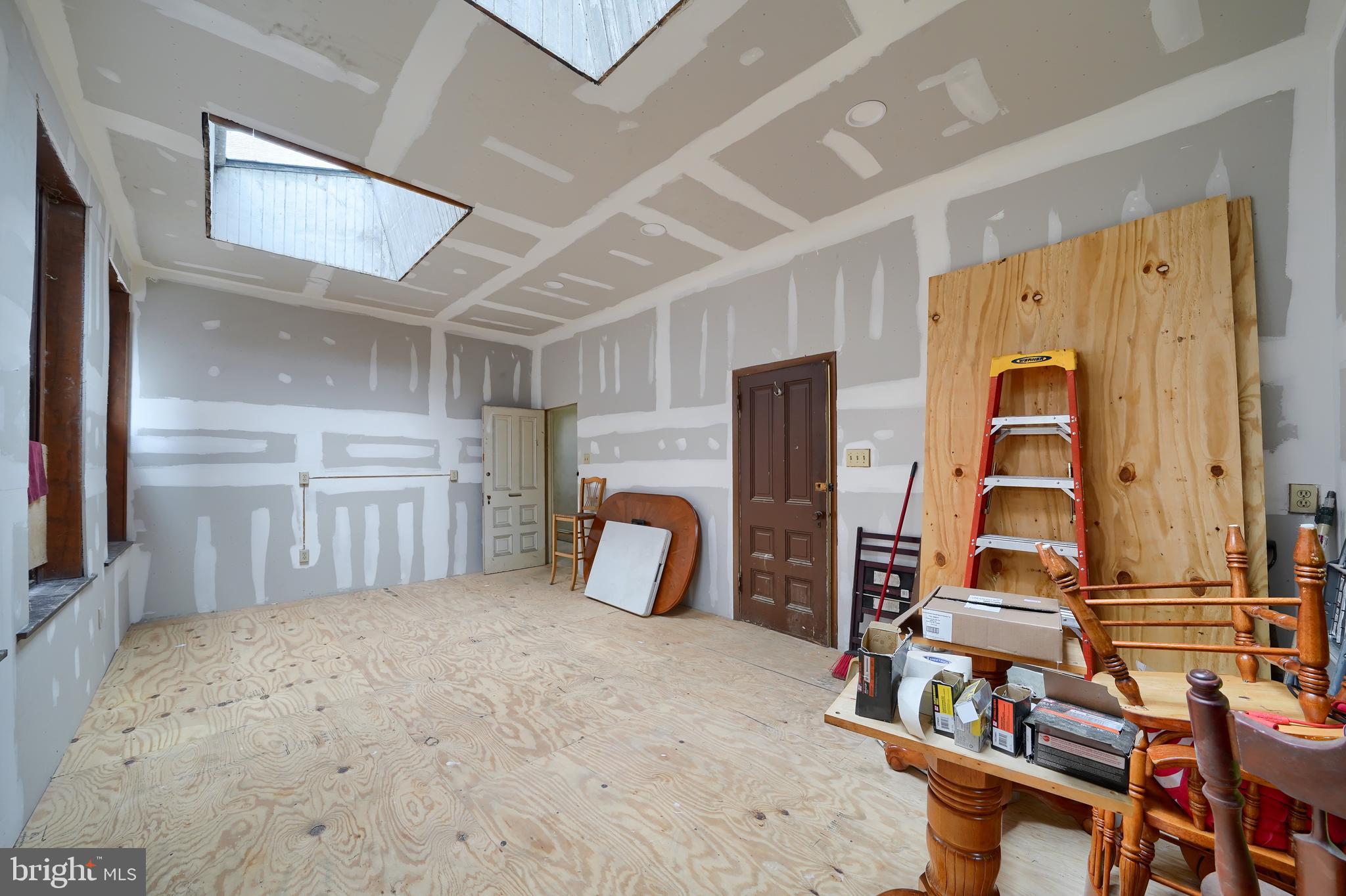 LANCASTER - Commercial Sale