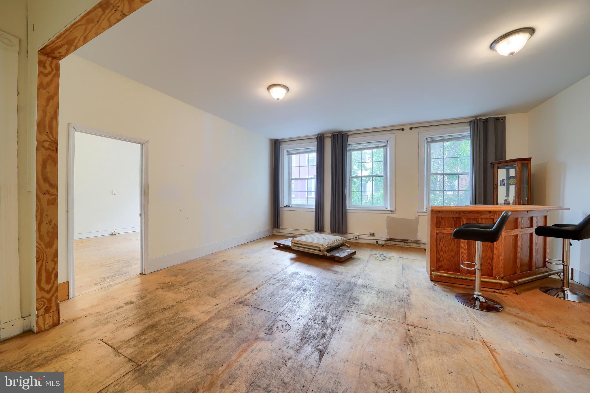 LANCASTER - Commercial Sale