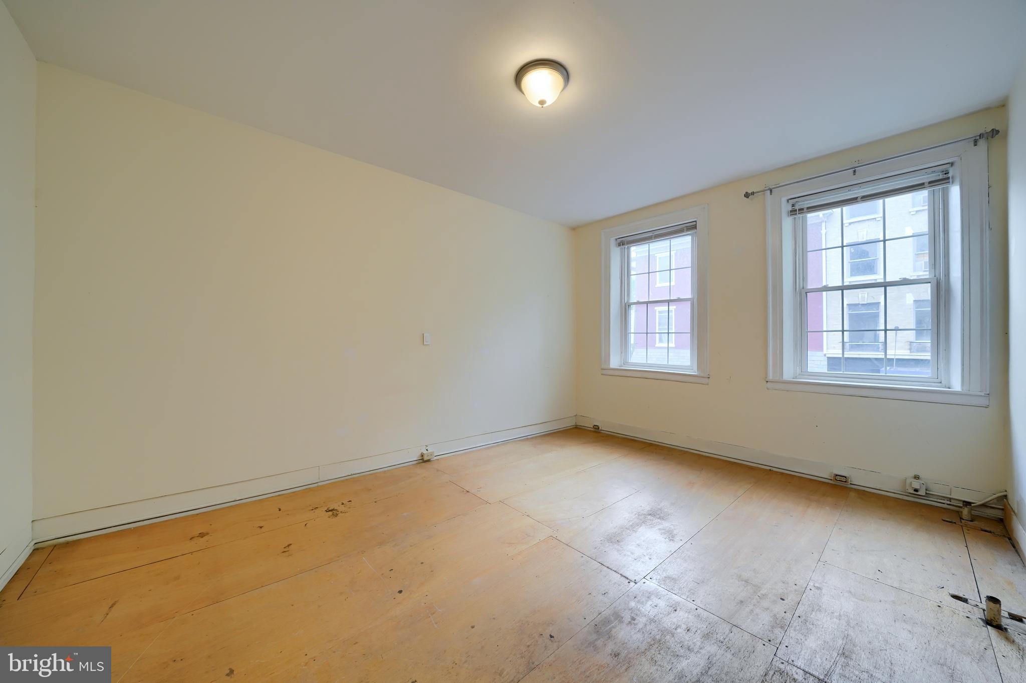 LANCASTER - Commercial Sale