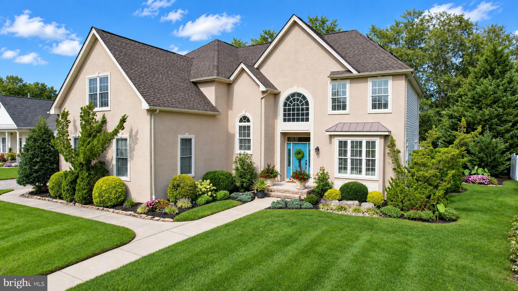 8 GLEN AIRE DRIVE