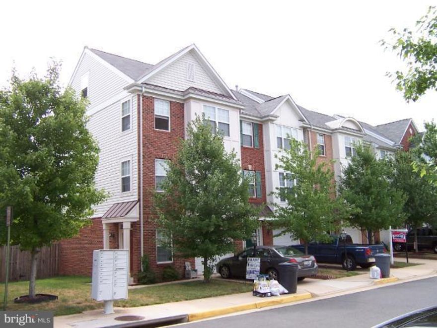 WONDERFUL LOCATION,PET FRIENDLY END UNIT ONE CAR GARAGE TH, VACANT