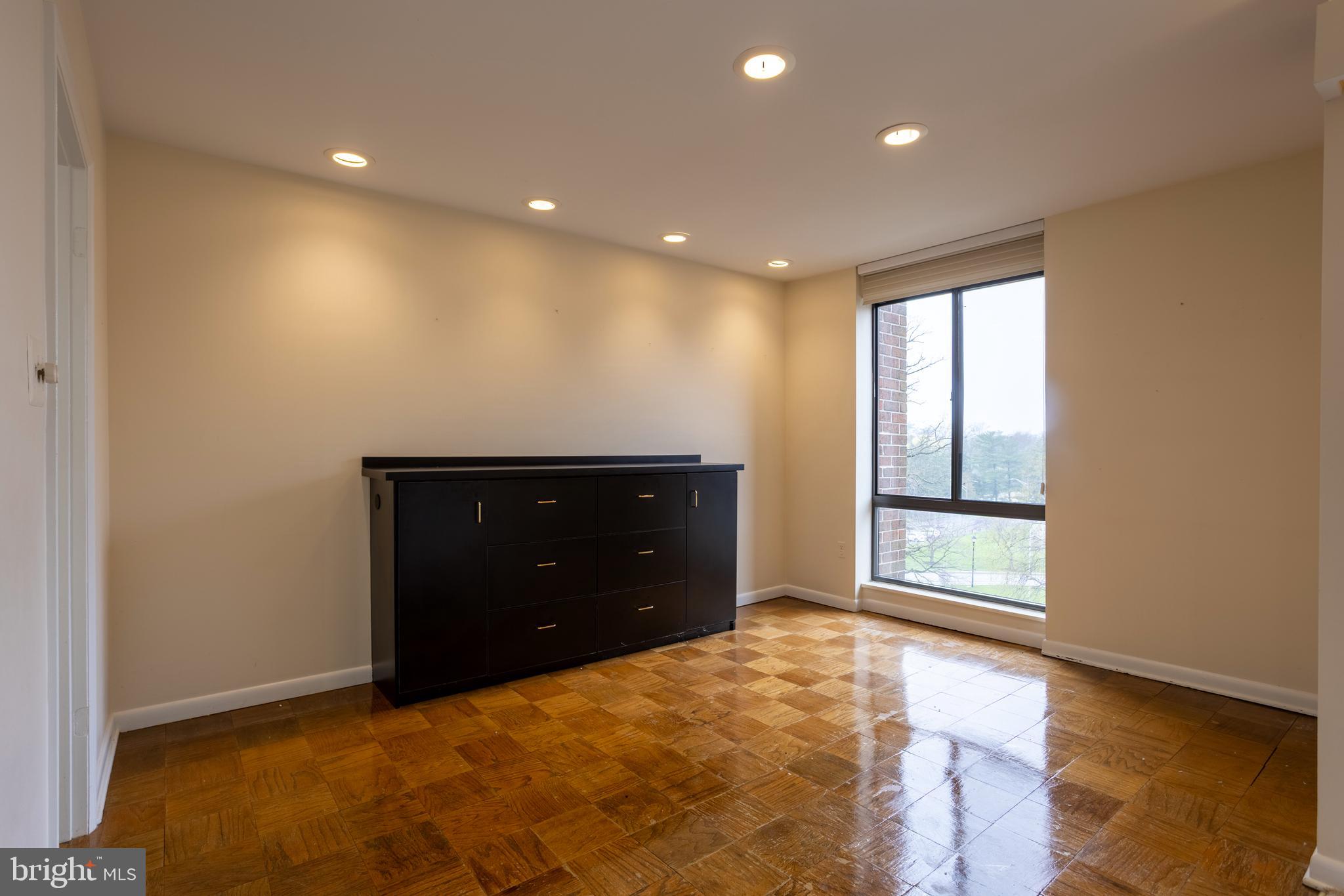 SUBURBAN OAKS - Residential