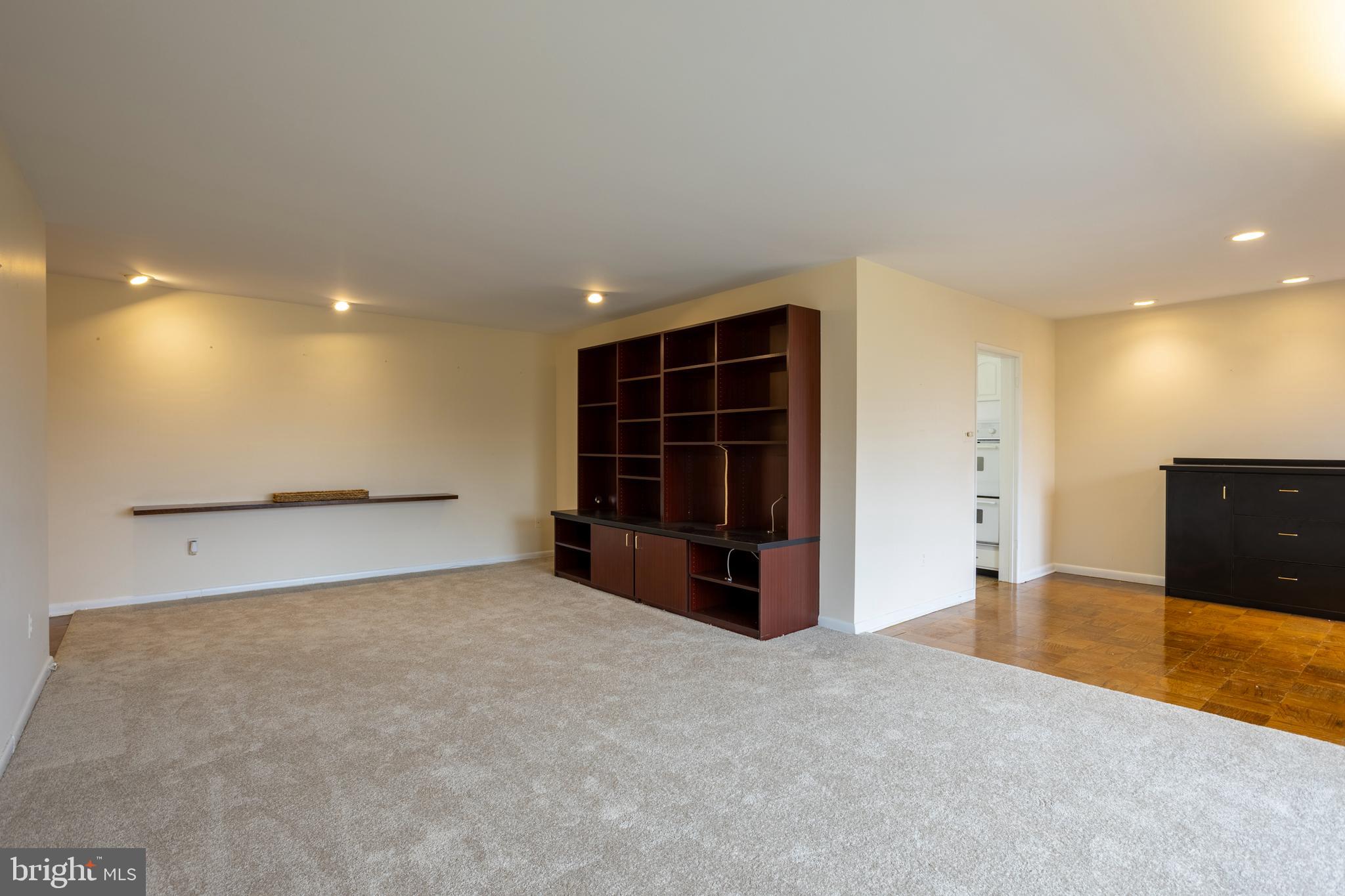 SUBURBAN OAKS - Residential