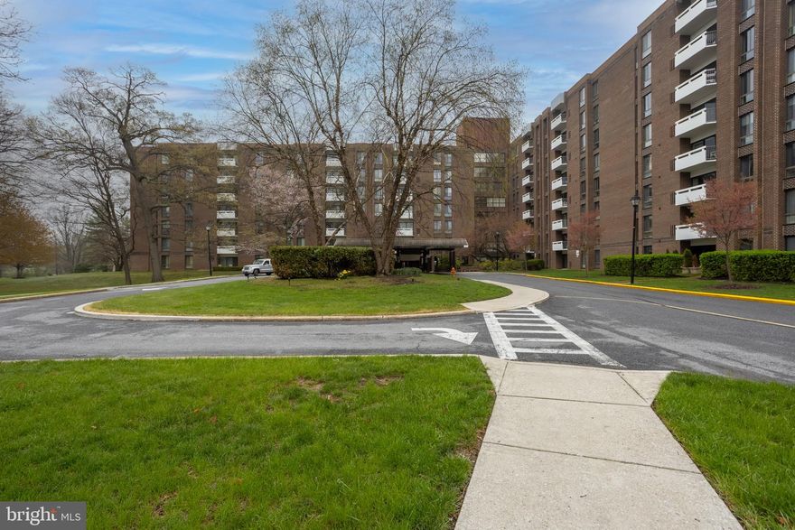 Bright and spacious 2-bedroom, 2-bath residence in a beautiful full-service building. This well-appointed unit features a large living room with custom built-ins and sliding doors opening to a private balcony, a separate dining area, and an updated eat-in kitchen. The generous primary suite offers a walk-in closet and en-suite bath, complemented by a well-sized second bedroom. New carpeting throughout adds a fresh touch. Enjoy exceptional community amenities including a library, fitness center, party room, outdoor pool, and rental suite for guests.