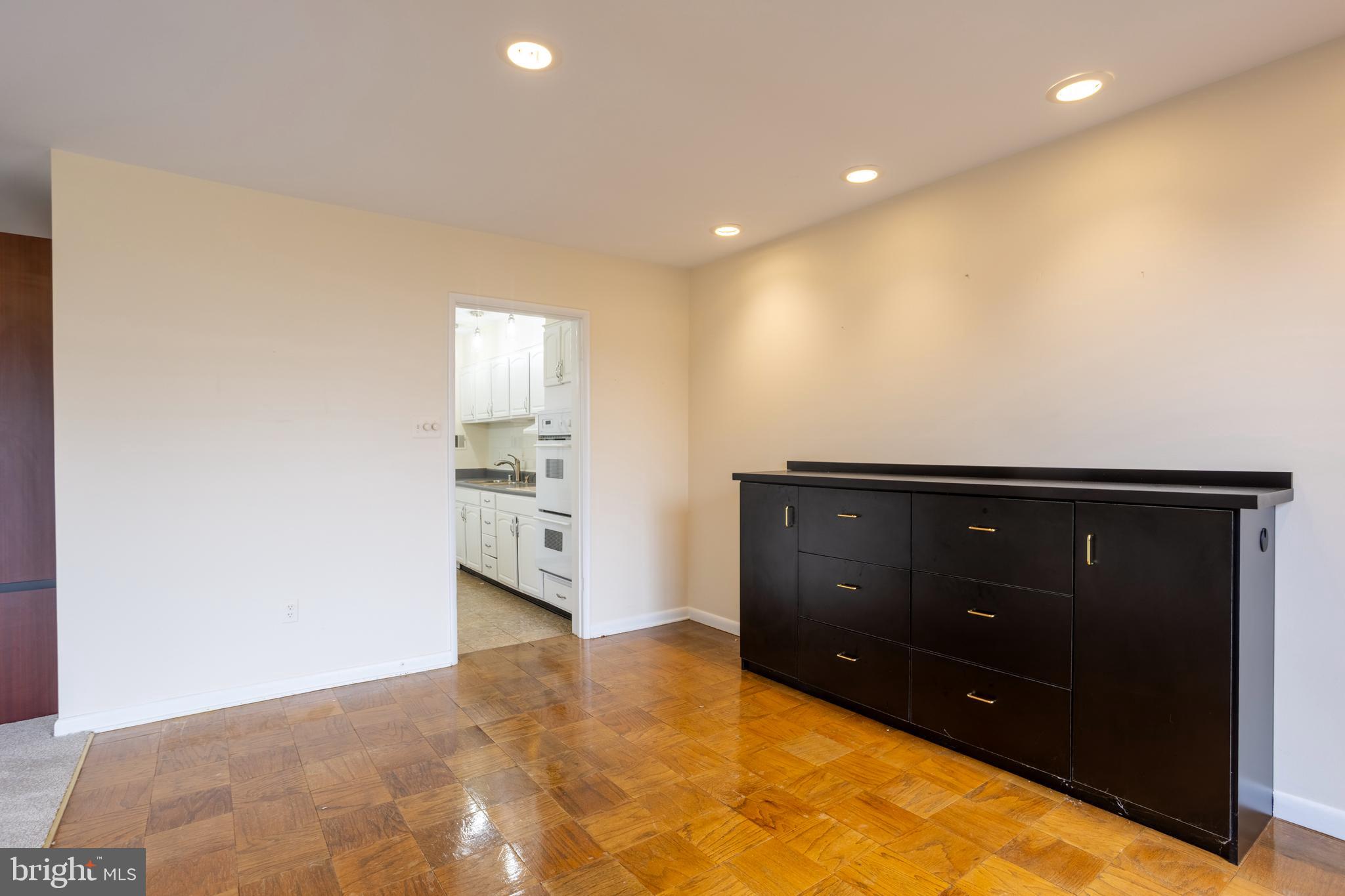 SUBURBAN OAKS - Residential