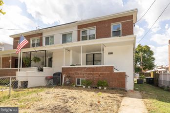 Townhouse at 4822 SOUTH DAKOTA AVENUE NE