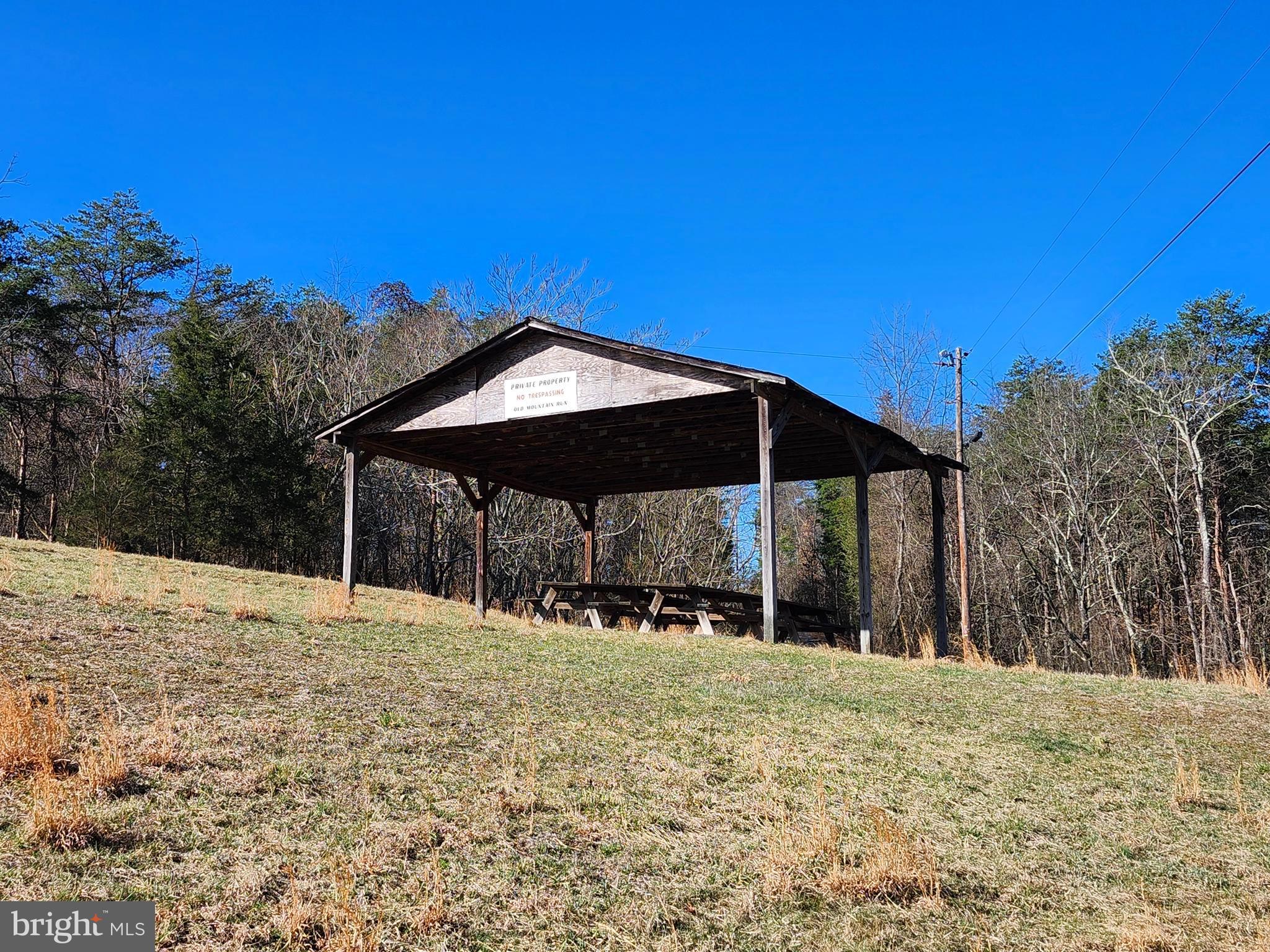 OLD MOUNTAIN RUN - Land