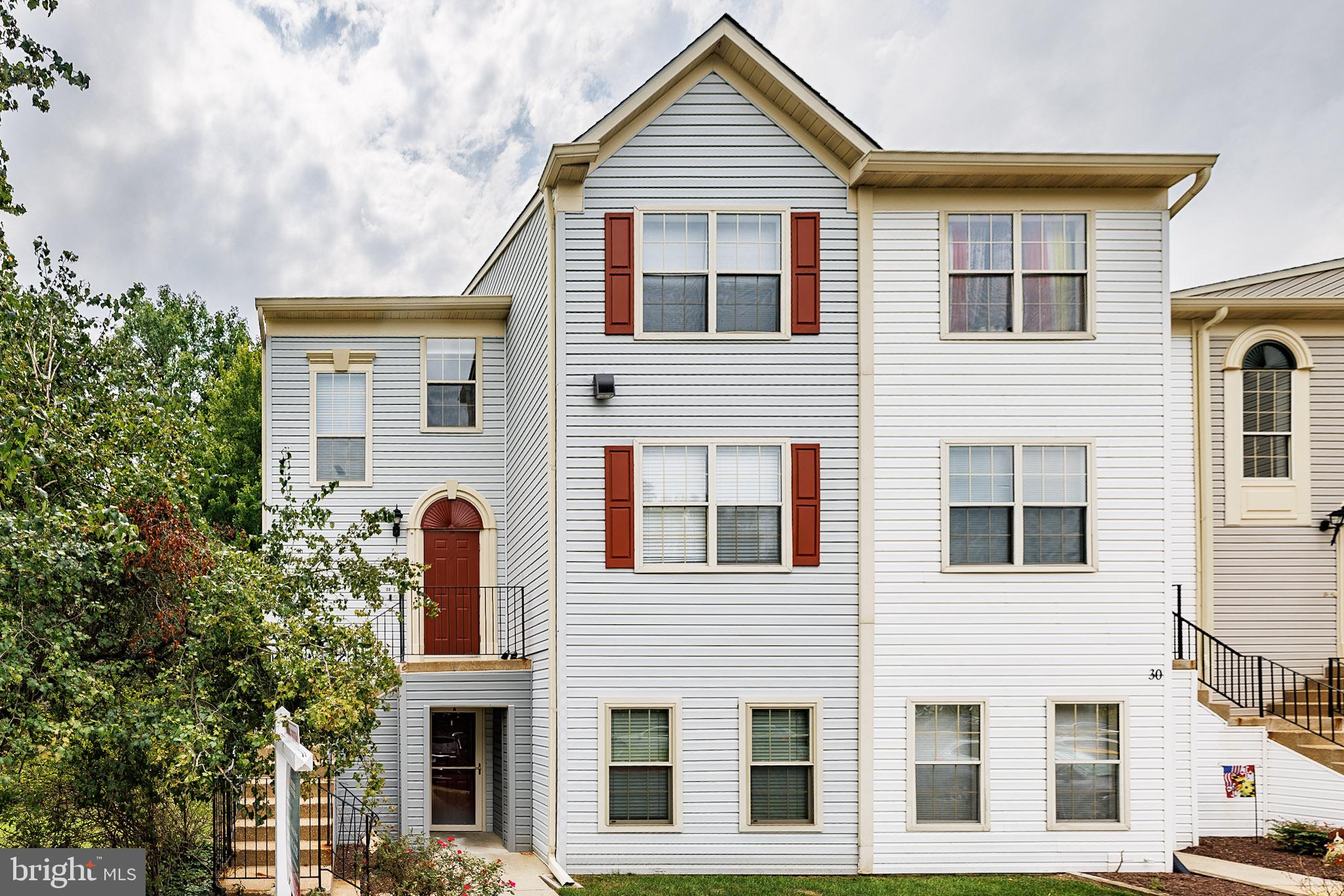 30 SANDSTONE COURT I