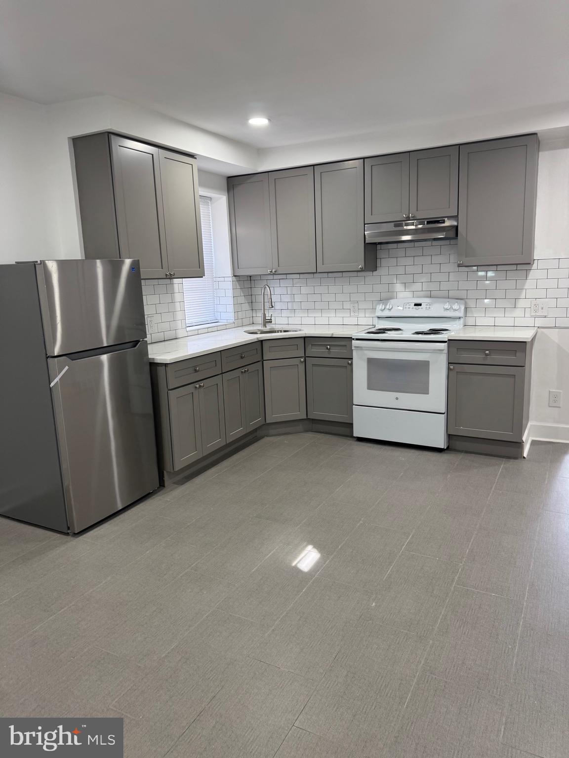 4820 LONGSHORE AVENUE 2ND FLOOR