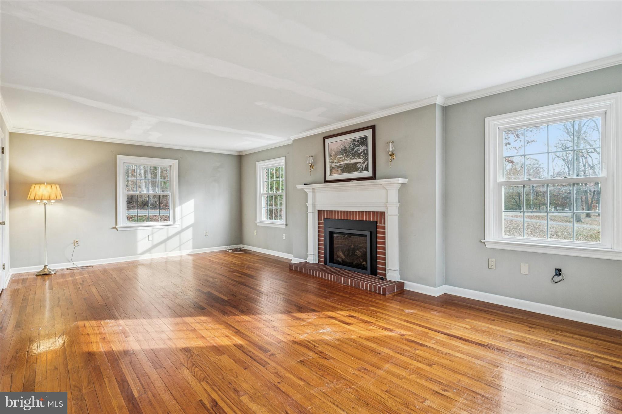 1042 W KINGS HIGHWAY