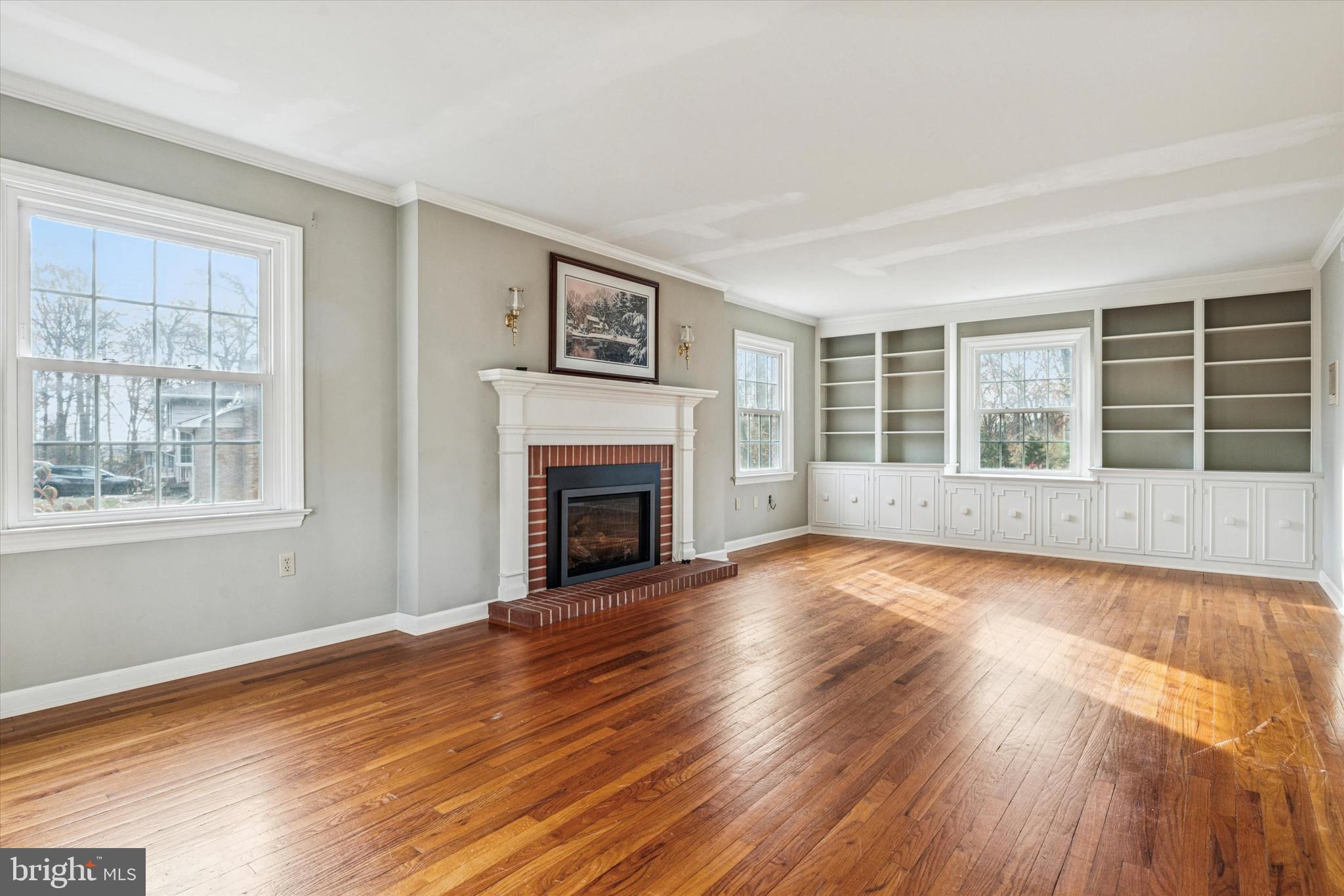 1042 W KINGS HIGHWAY