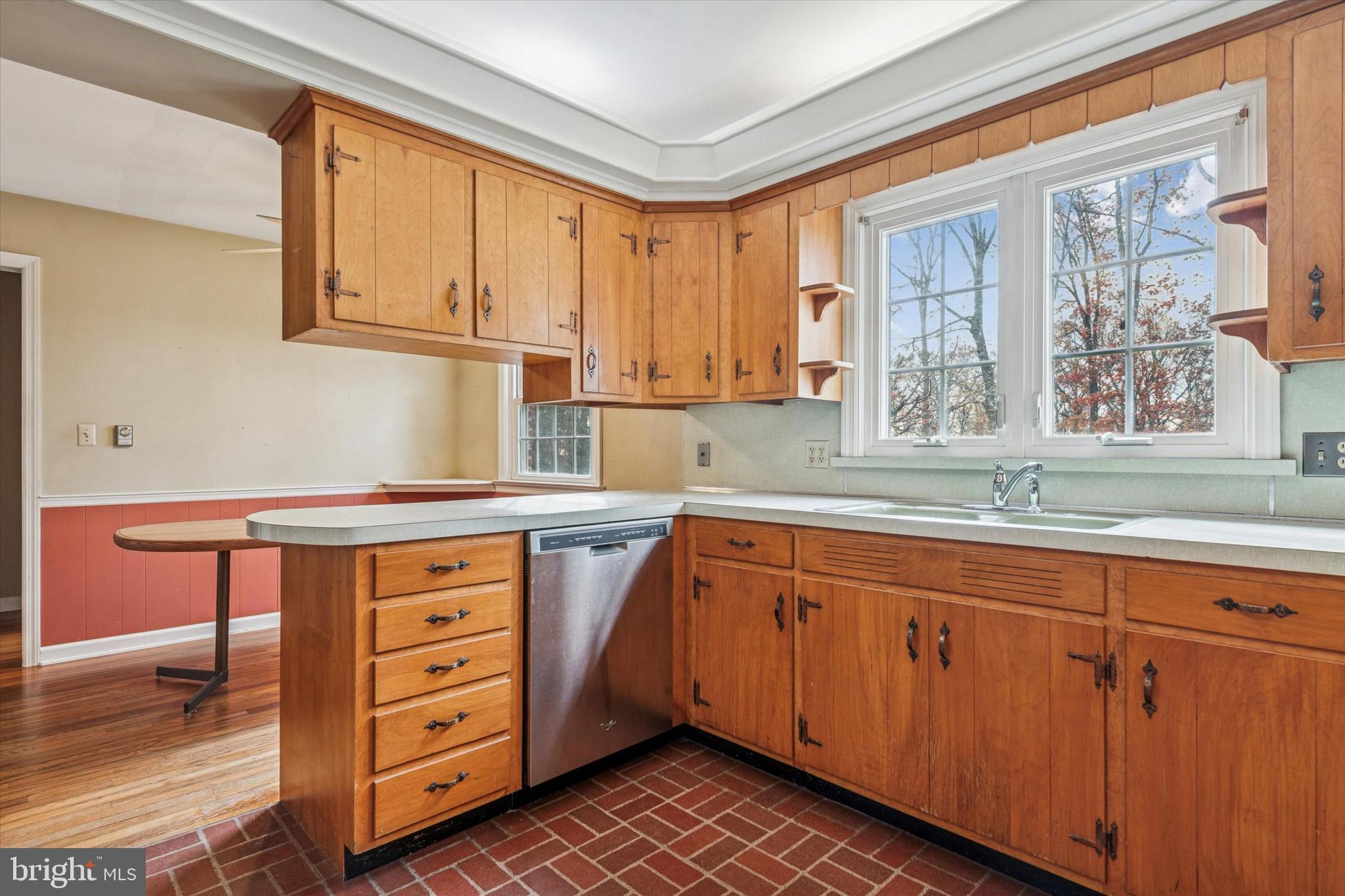 1042 W KINGS HIGHWAY